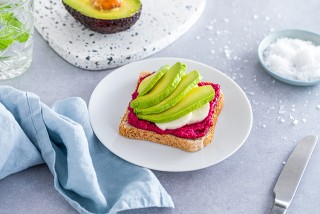 Kanapka z awokado, halloumi i buraczanym hummusem