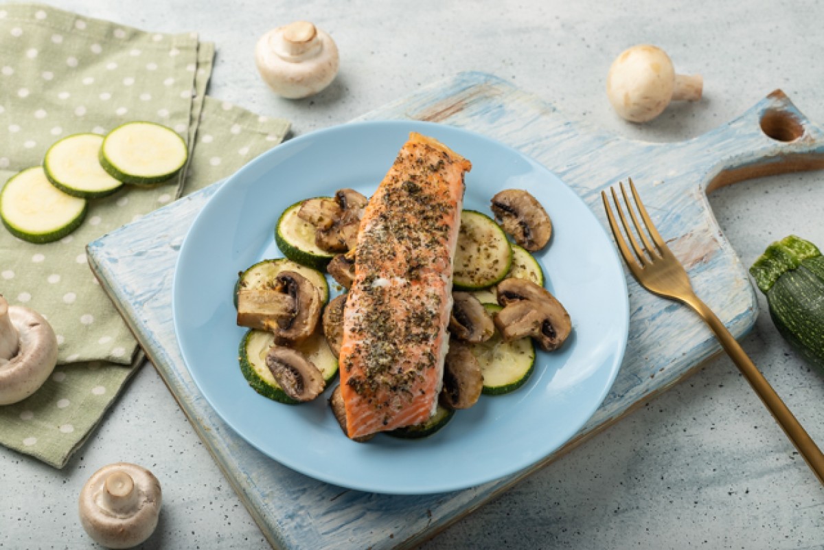 Salmone arrosto con zucchine e funghi