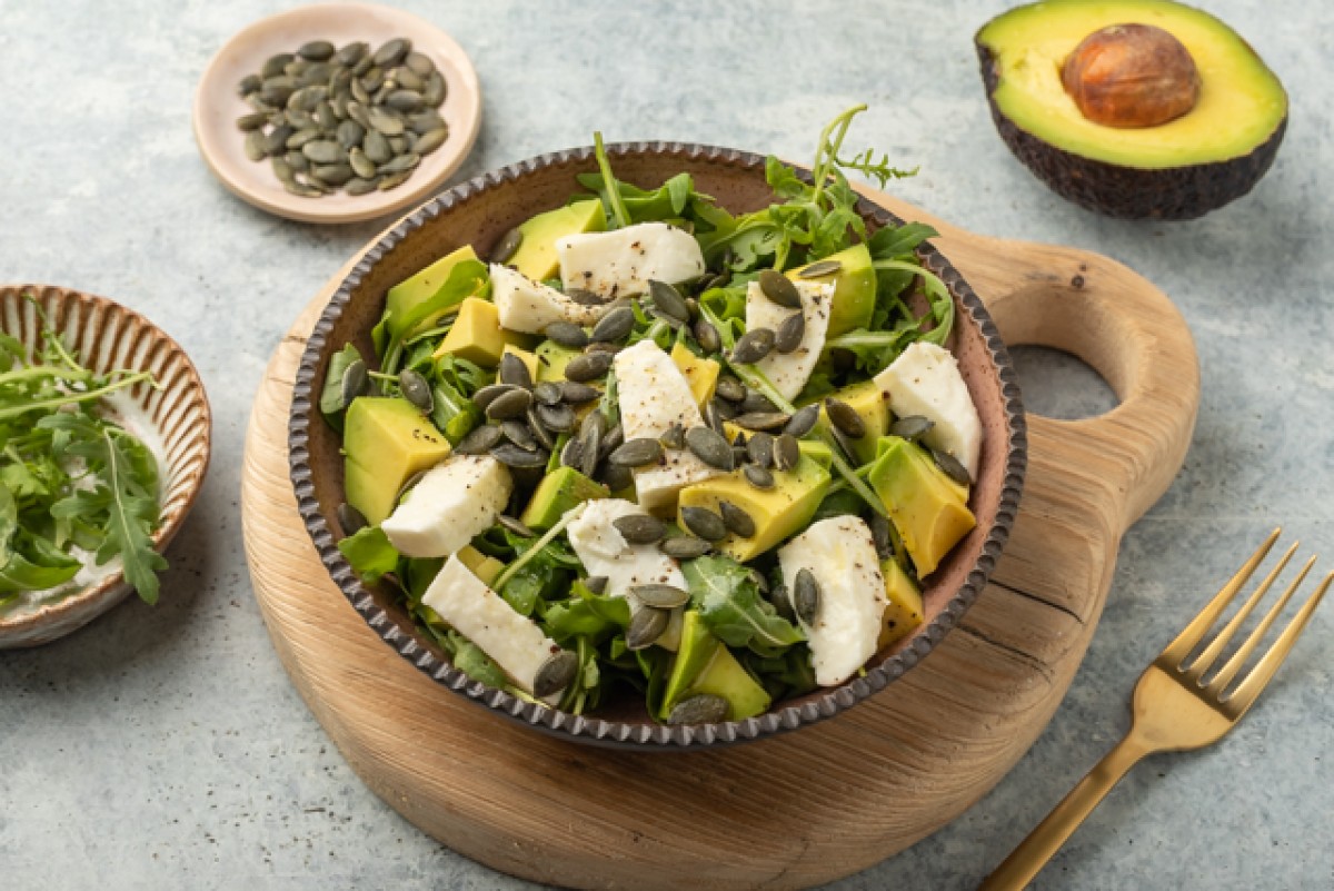 Insalata con avocado, mozzarella e semi di zucca