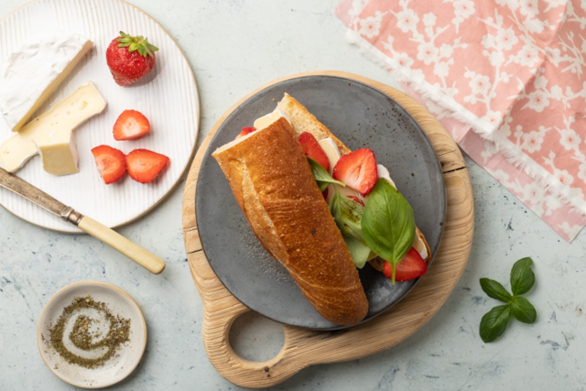 Baguette with basil, strawberries and blue cheese