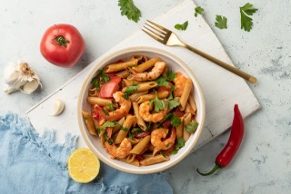 Penne aux crevettes, piment et tomate