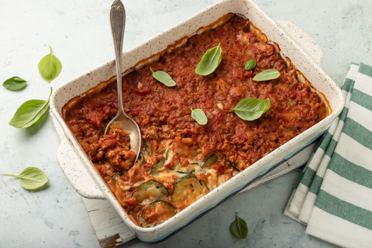 Cazuela de bechamel con carne y calabacín