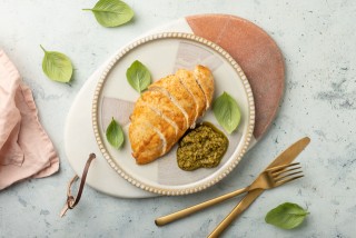Pollo en pesto de albahaca