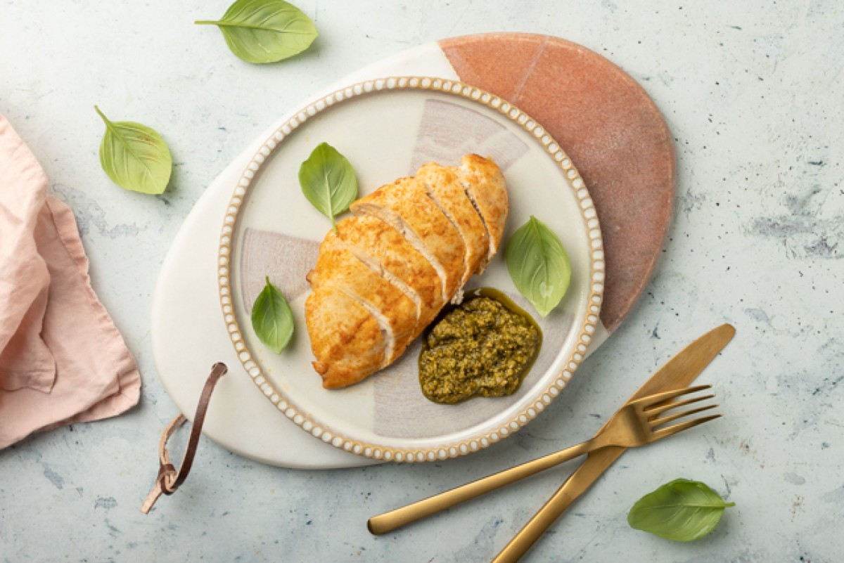 Pollo en pesto de albahaca