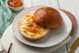 Boterbroodje met kwark en perzikjam