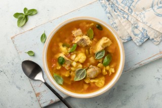 Zuppa di merluzzo e cavolfiore in brodo