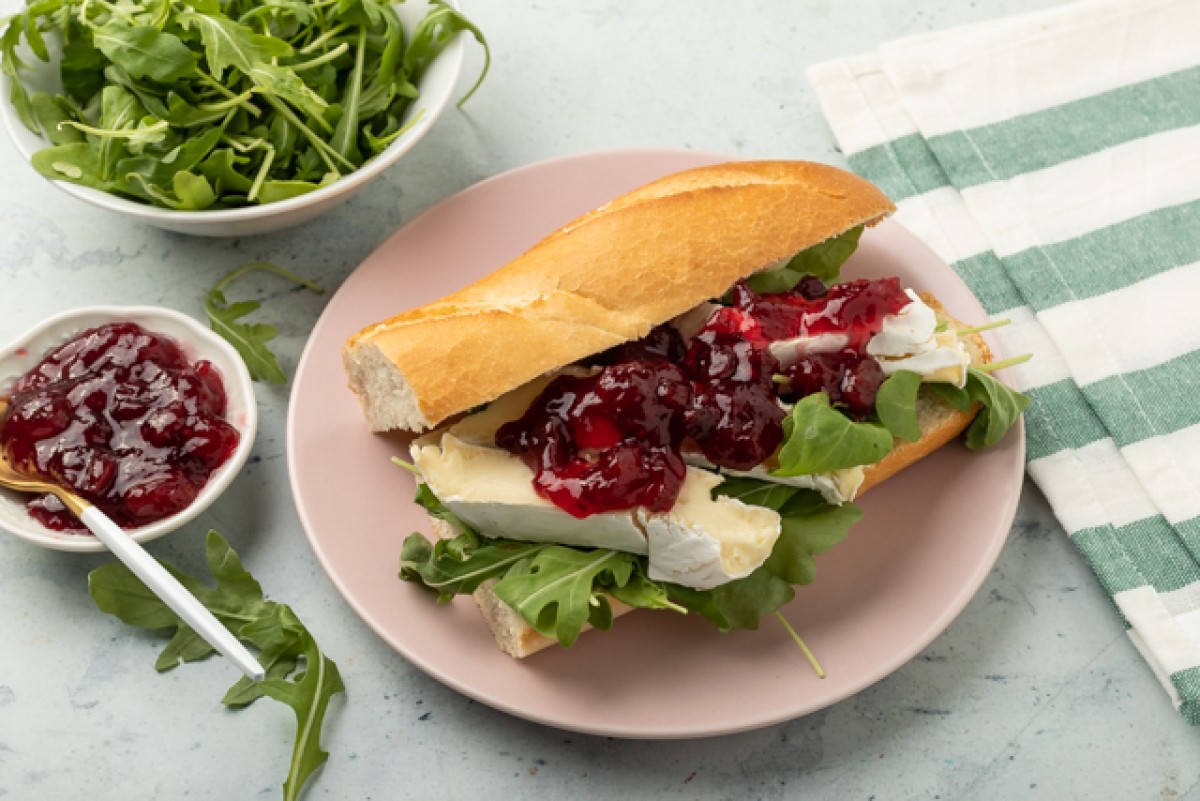 Stokbrood met blauwe kaas, rucola en veenbessen