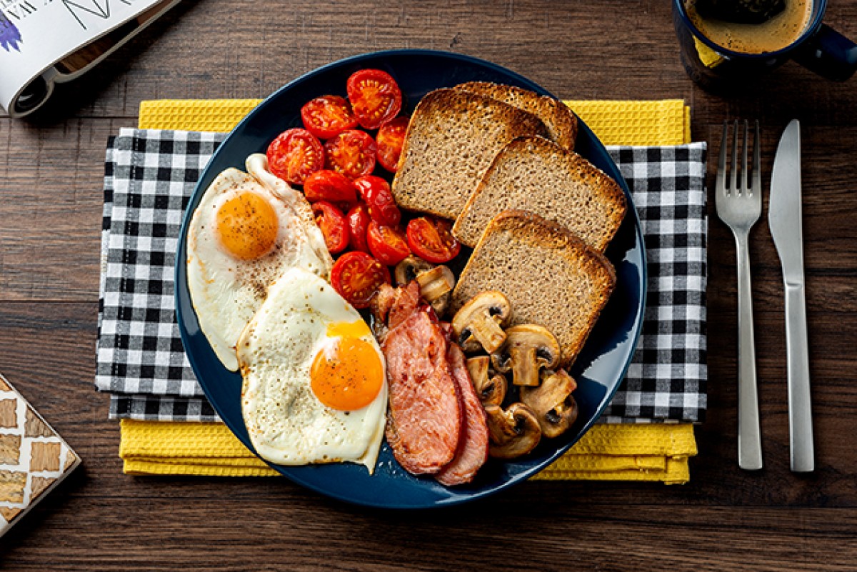 Englisches Frühstück mit Ei und Champignons