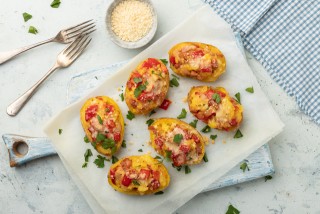 Patatas rellenas de pimiento y tocino