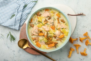 Zuppa di finferli e salmone