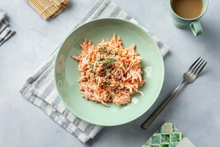Natuurlijke yoghurt met wortel en dille