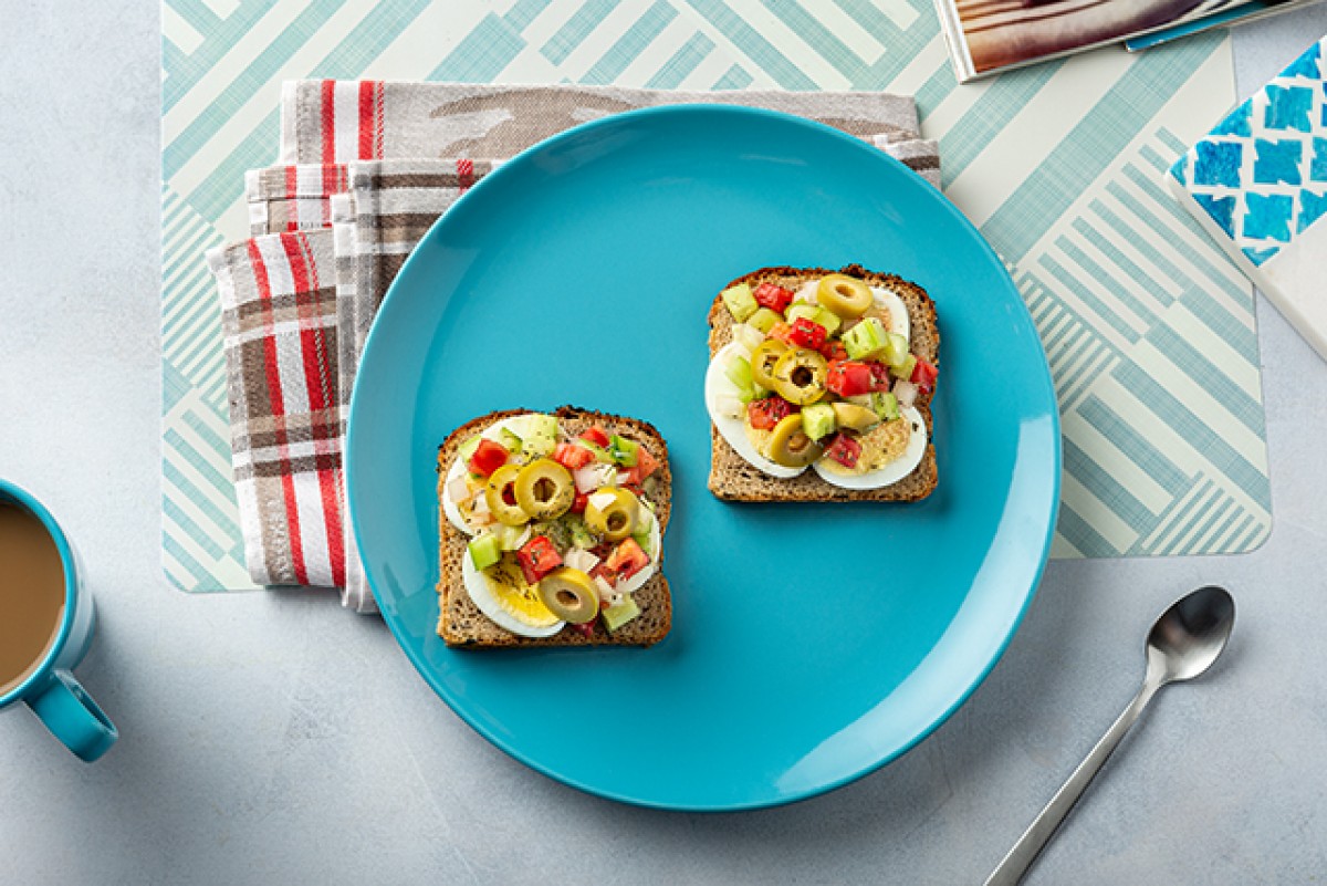 Sandwich met ei, groenten en olijven