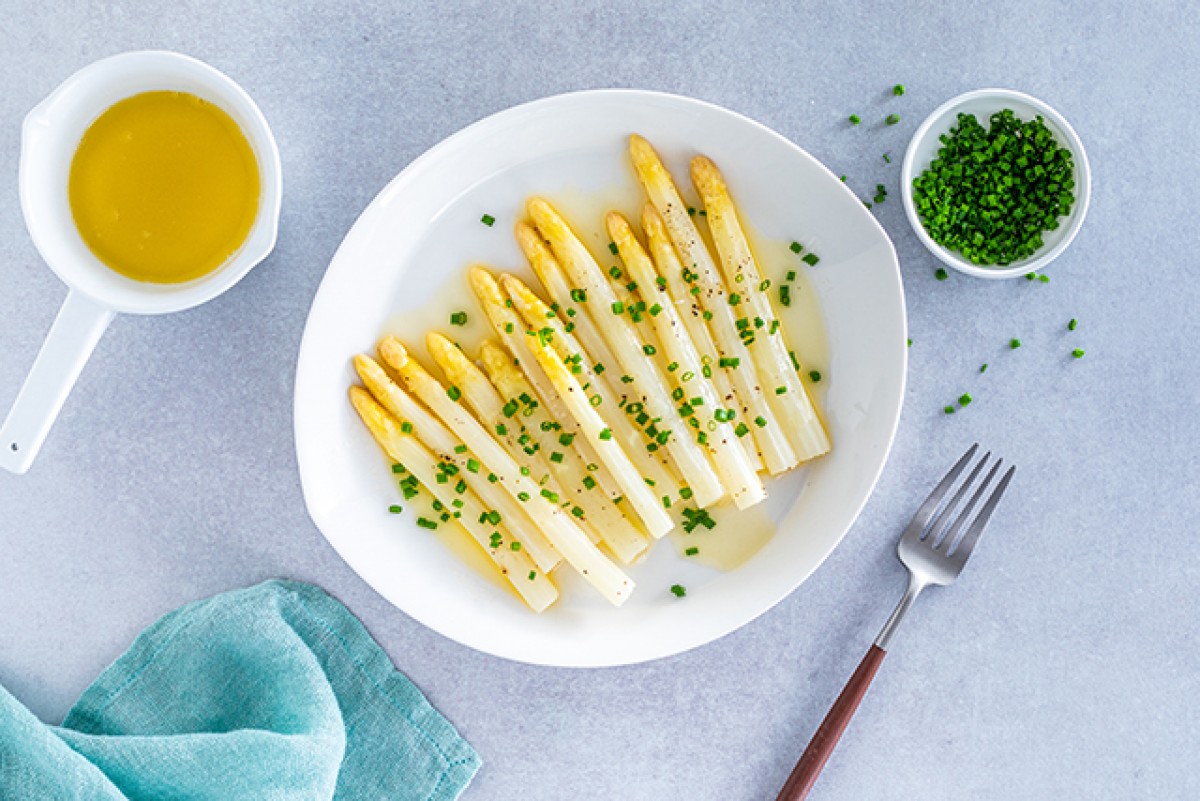 In Butter und Wein gebackener Spargel