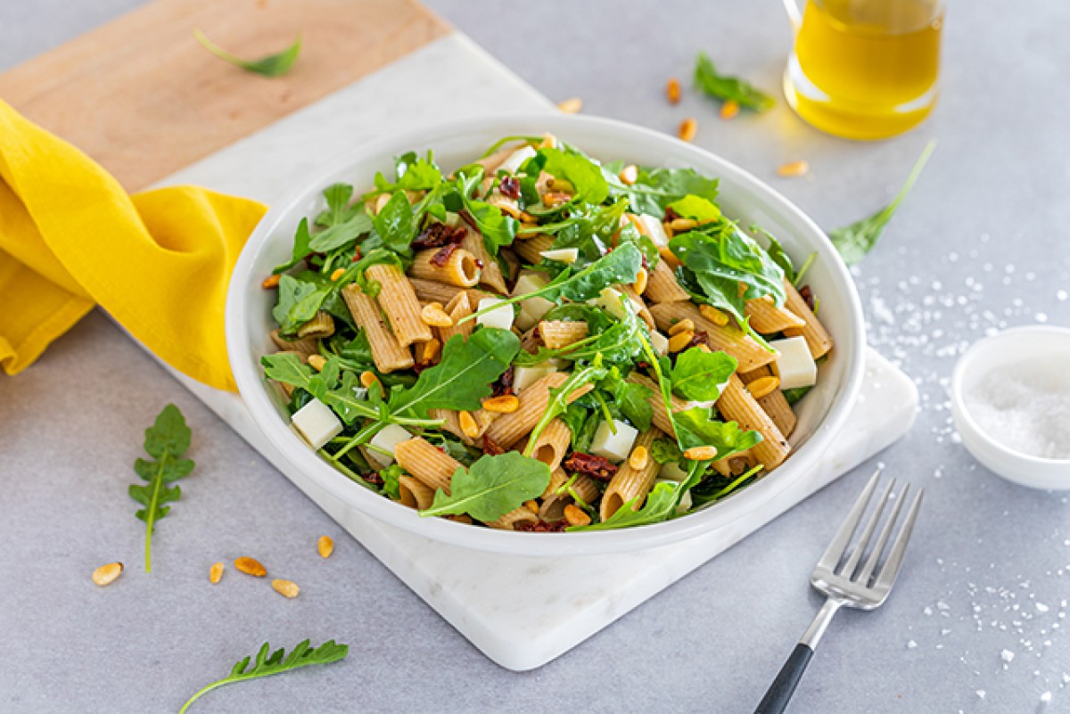 Nudelsalat mit getrockneten Tomaten und Halloumi