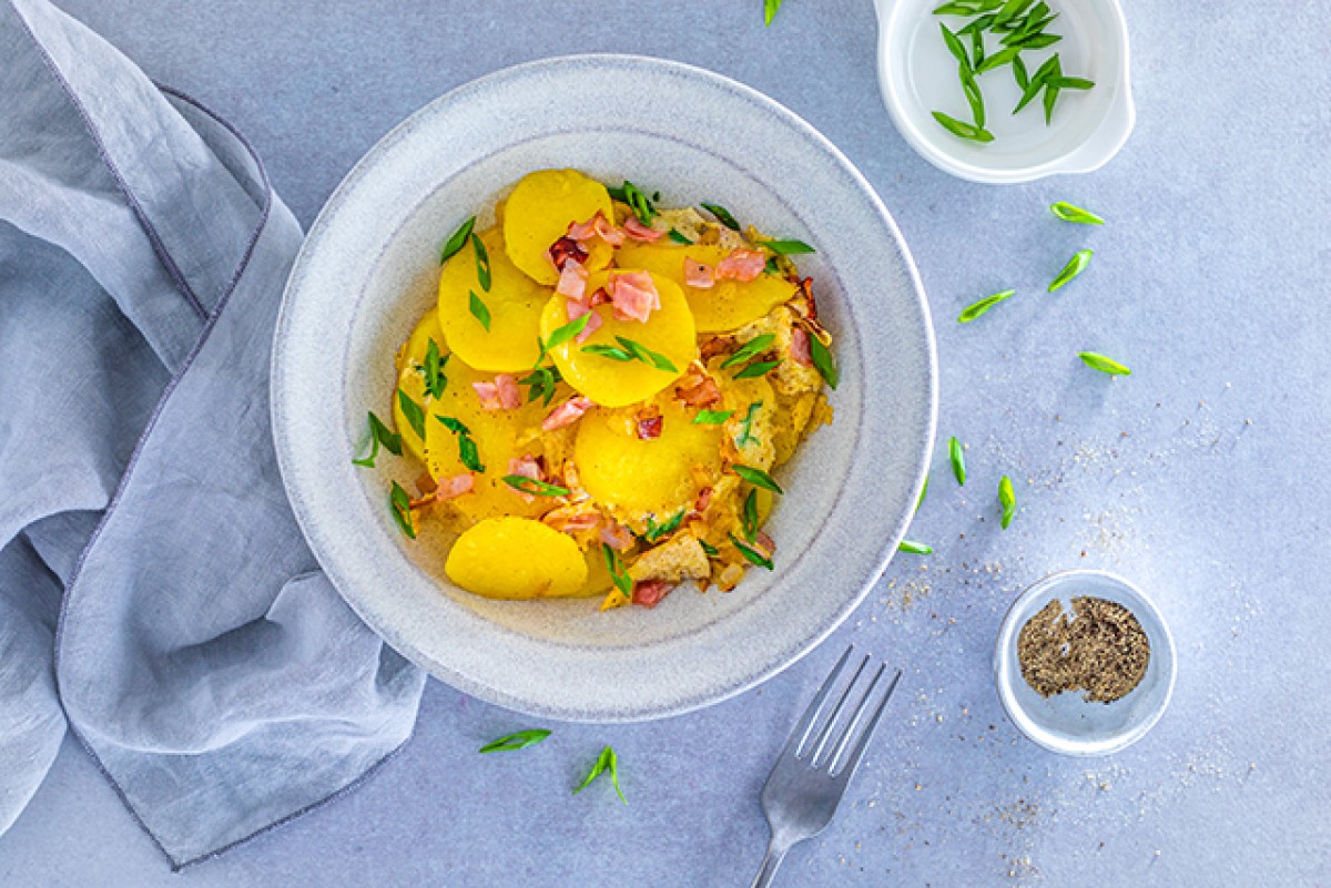 Kartoffelsalat mit Schinken und Zwiebeln