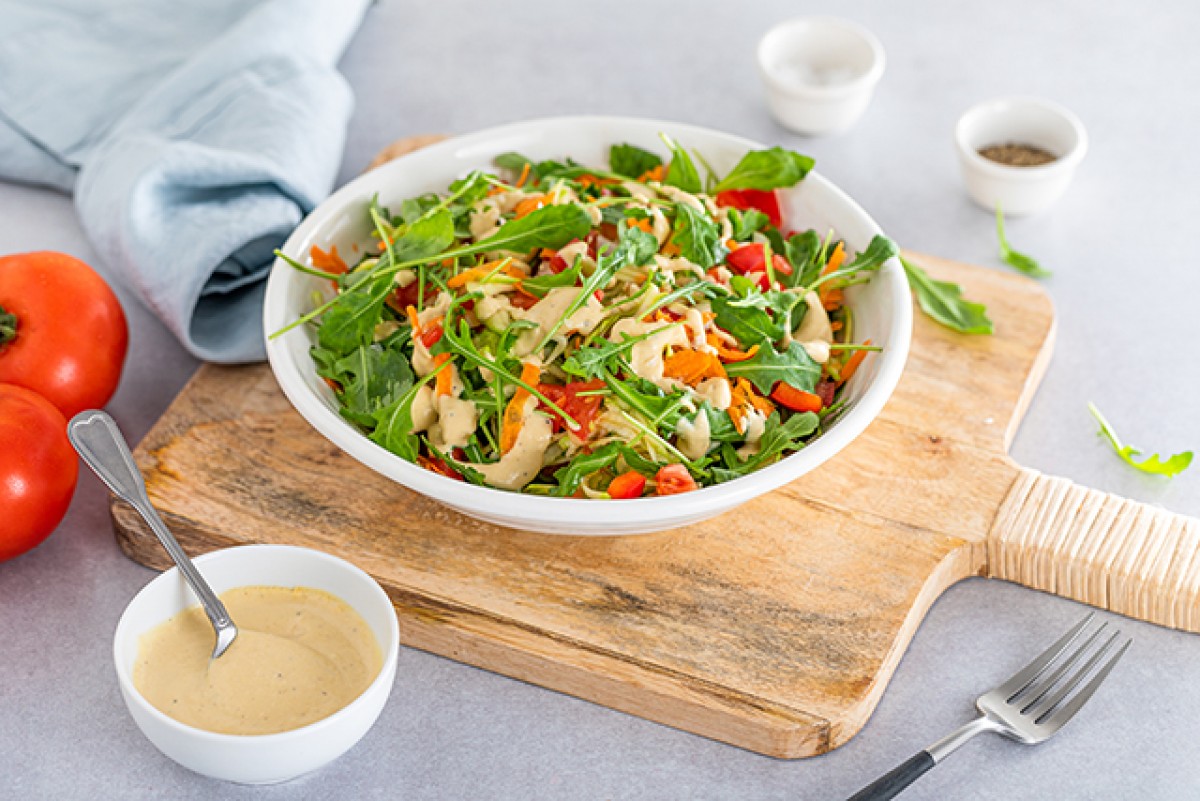 Ensalada de verduras con salsa de hummus