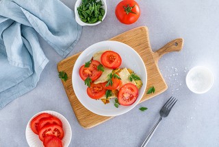 Tortillas de calabacín con queso y tomate