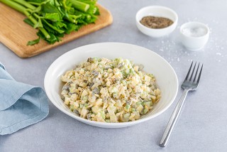 Ensalada con pepino, huevo y apio