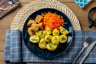 Putenfleischbällchen mit Kartoffeln und geriebenen Möhren