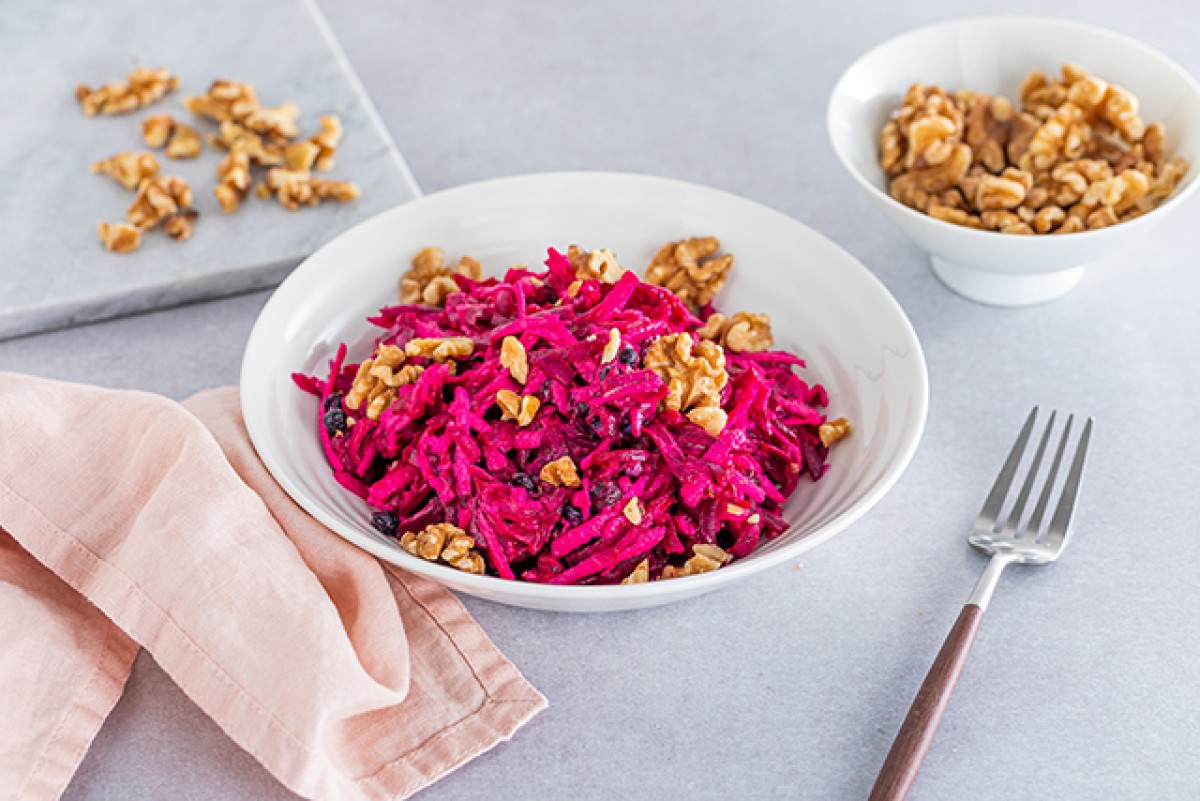 Ensalada cremosa de remolacha y manzana con arándanos