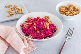 Ensalada cremosa de remolacha y manzana con arándanos