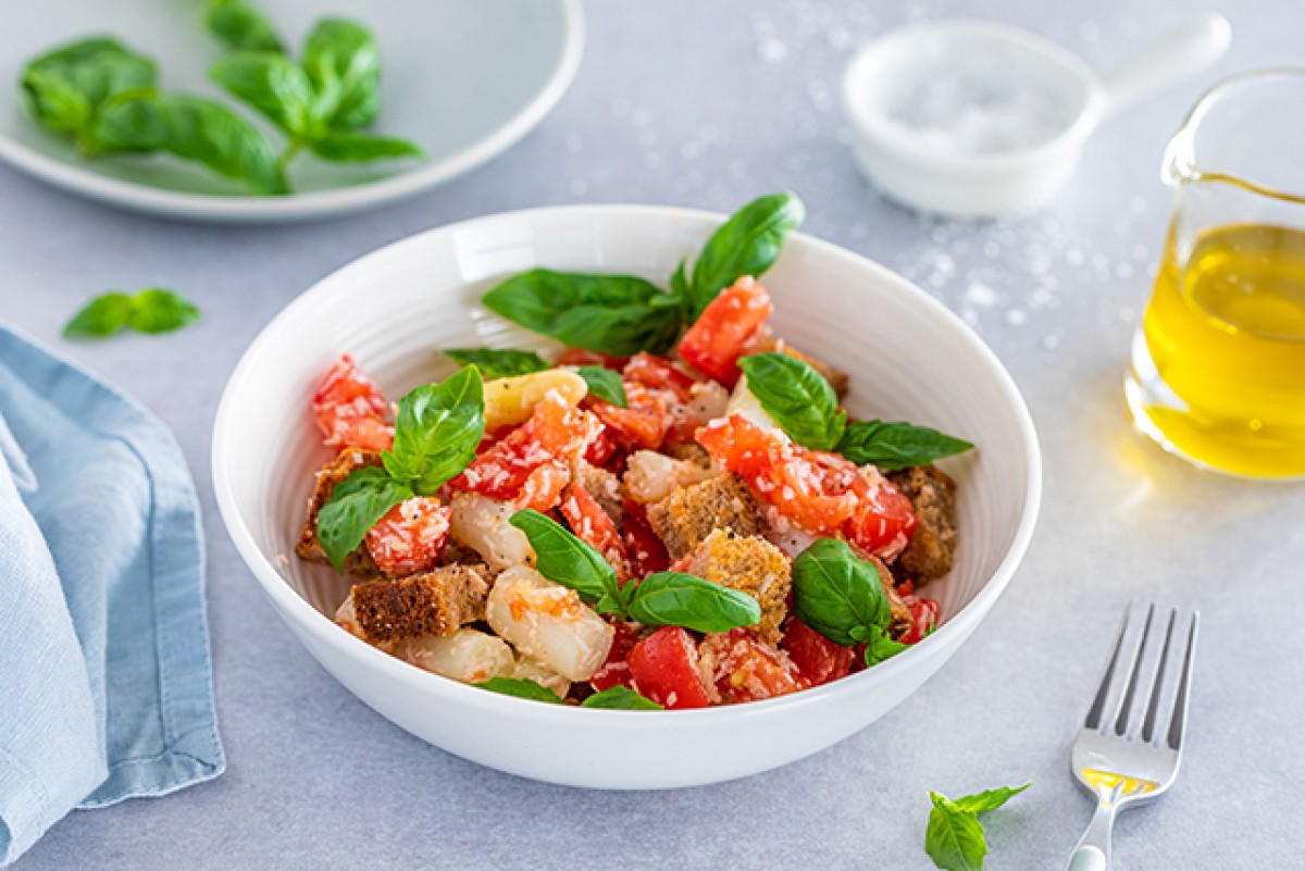 Salat mit Spargel, Croutons und Parmesan