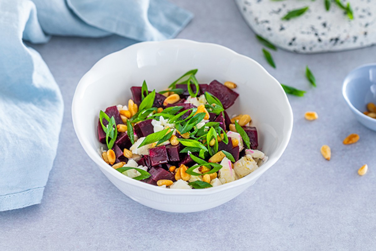 Rote Bete mit Feta und Pinienkernen