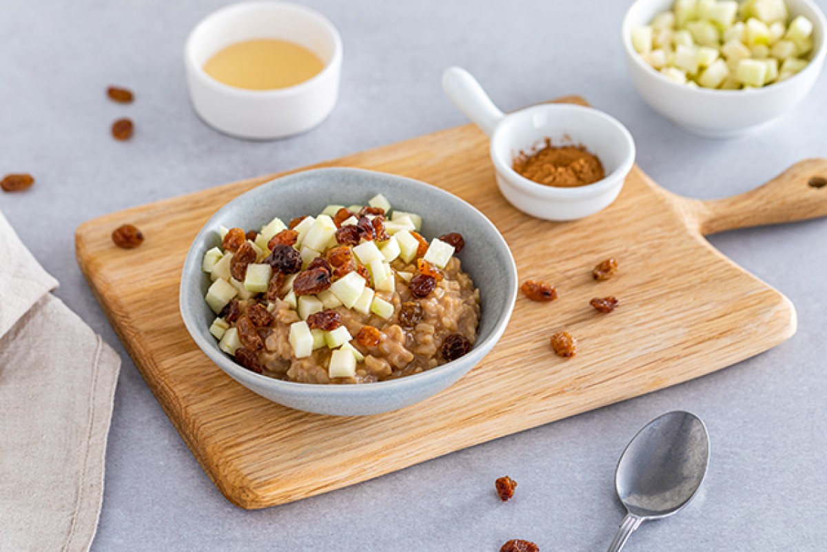 Gekruide rijstpudding met appel en rozijnen