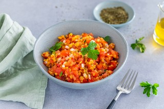 Salat aus roten Linsen und Tomaten