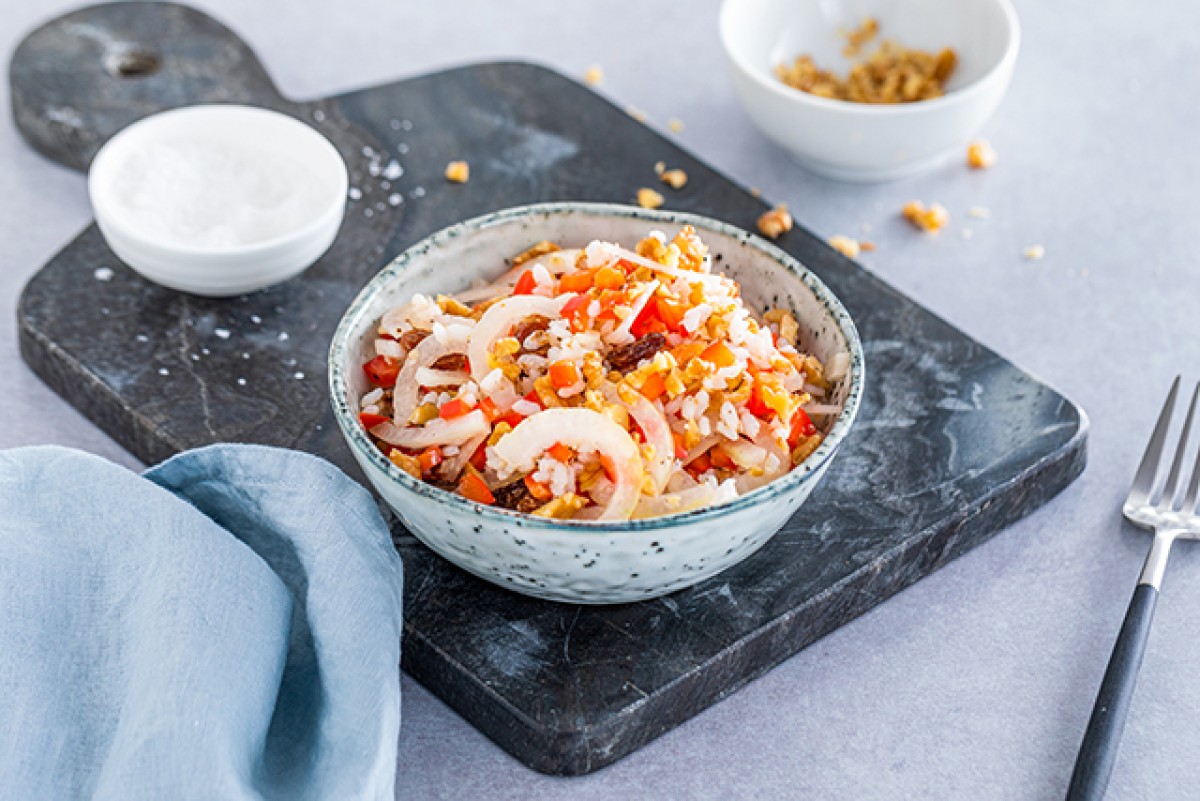 Reissalat mit Paprika, Rosinen und Nüssen