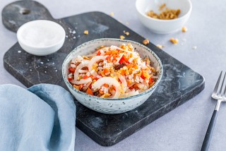 Reissalat mit Paprika, Rosinen und Nüssen