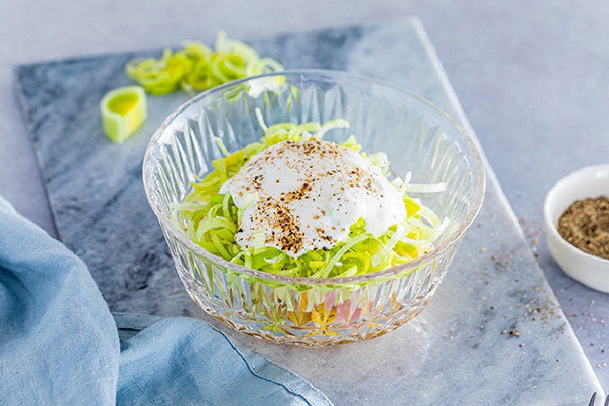 Schichtsalat mit Eiern, Schinken und Ananas