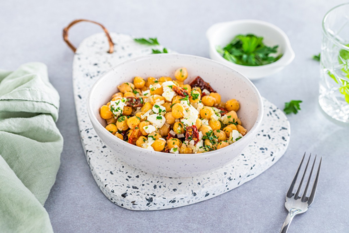 Kichererbsensalat mit getrockneten Tomaten und Feta