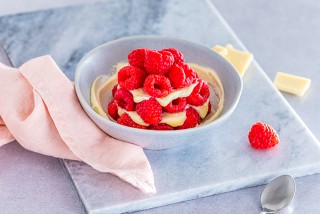 Schichtdessert aus Ricotta, weißer Schokolade und Himbeeren