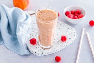 Cocktail mit Himbeeren und Pfirsich