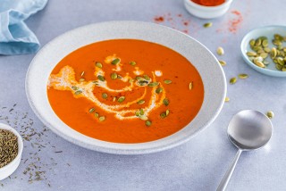Cremesuppe aus gegrillter Paprika mit Kürbiskernen