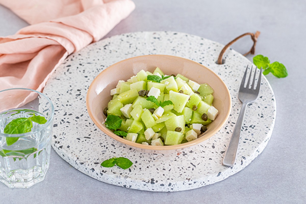 Ensalada con melón, alcaparras y queso feta