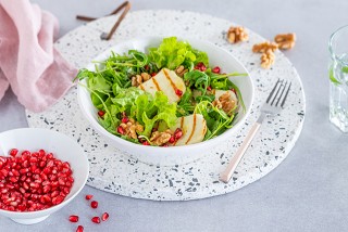 Ensalada con halloumi y fruta de granada