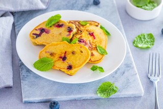 Panqueques de avena con queso y arándanos