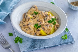 Patatas con salsa cremosa de setas