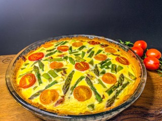 Tarta ze szparagami i boczkiem