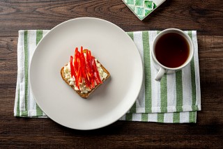 Sandwiches met eiersmeersel en ham met paprika