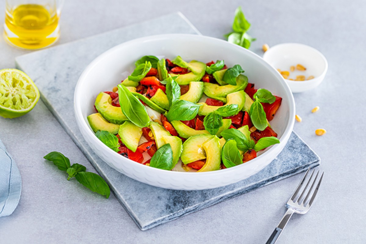 Aguacate con mozzarella y pimientos a la parilla