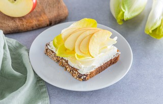 Emparedado con achicoria, queso y manzana