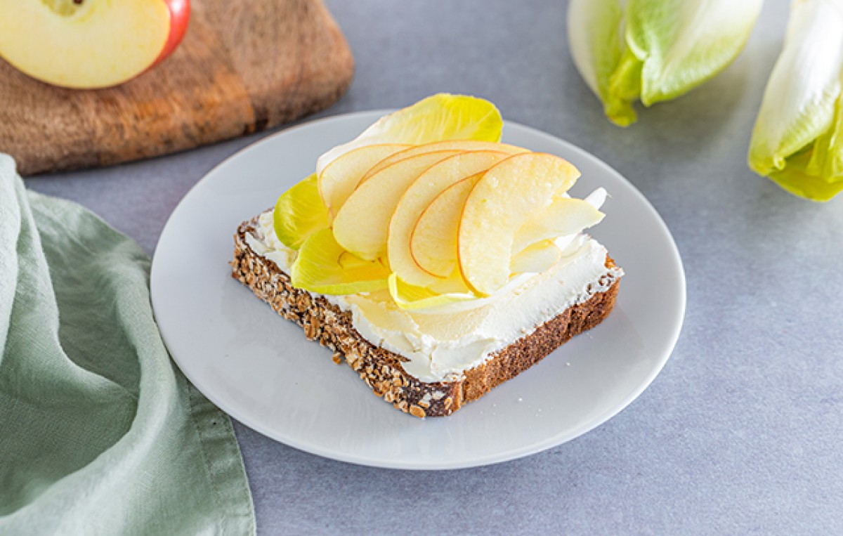 Emparedado con achicoria, queso y manzana