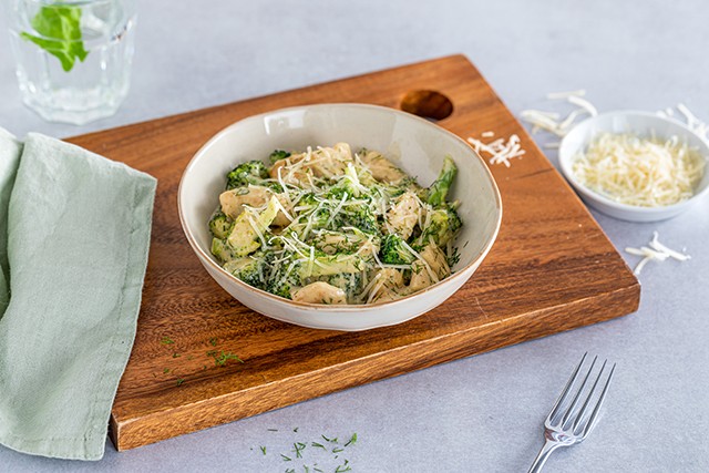 Chicken with broccoli in cream sauce