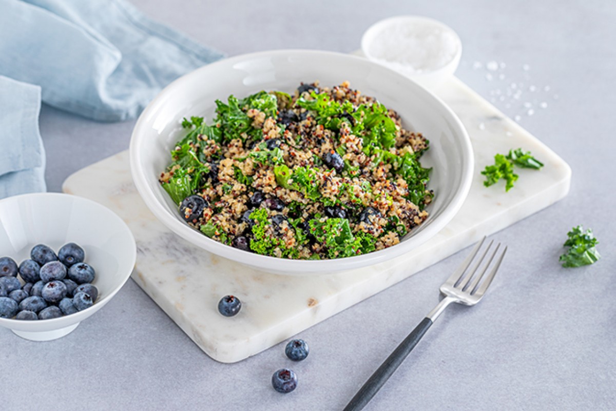 Salade met boerenkool, bosbessen en quinoa