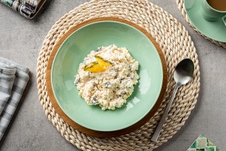 Gierst met ananas, noten, rozijnen en yoghurt
