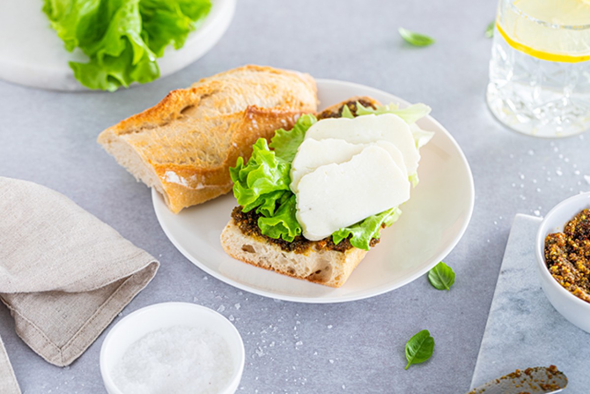 Baguette con halloumi y pesto de tomate y albahaca