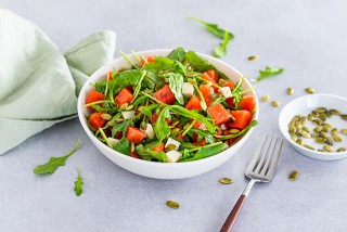 Zomerse salade met watermeloen, mozzarella en rucola
